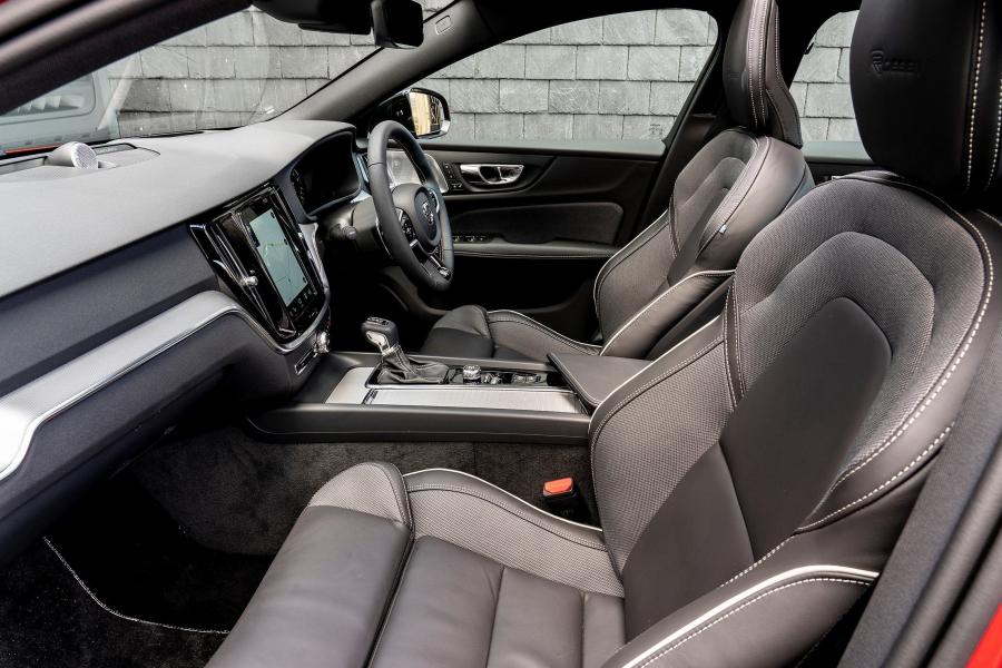 Интерьер Volvo S60 T5 R-Design 2019 года  (UK) (фото 23 из 40)